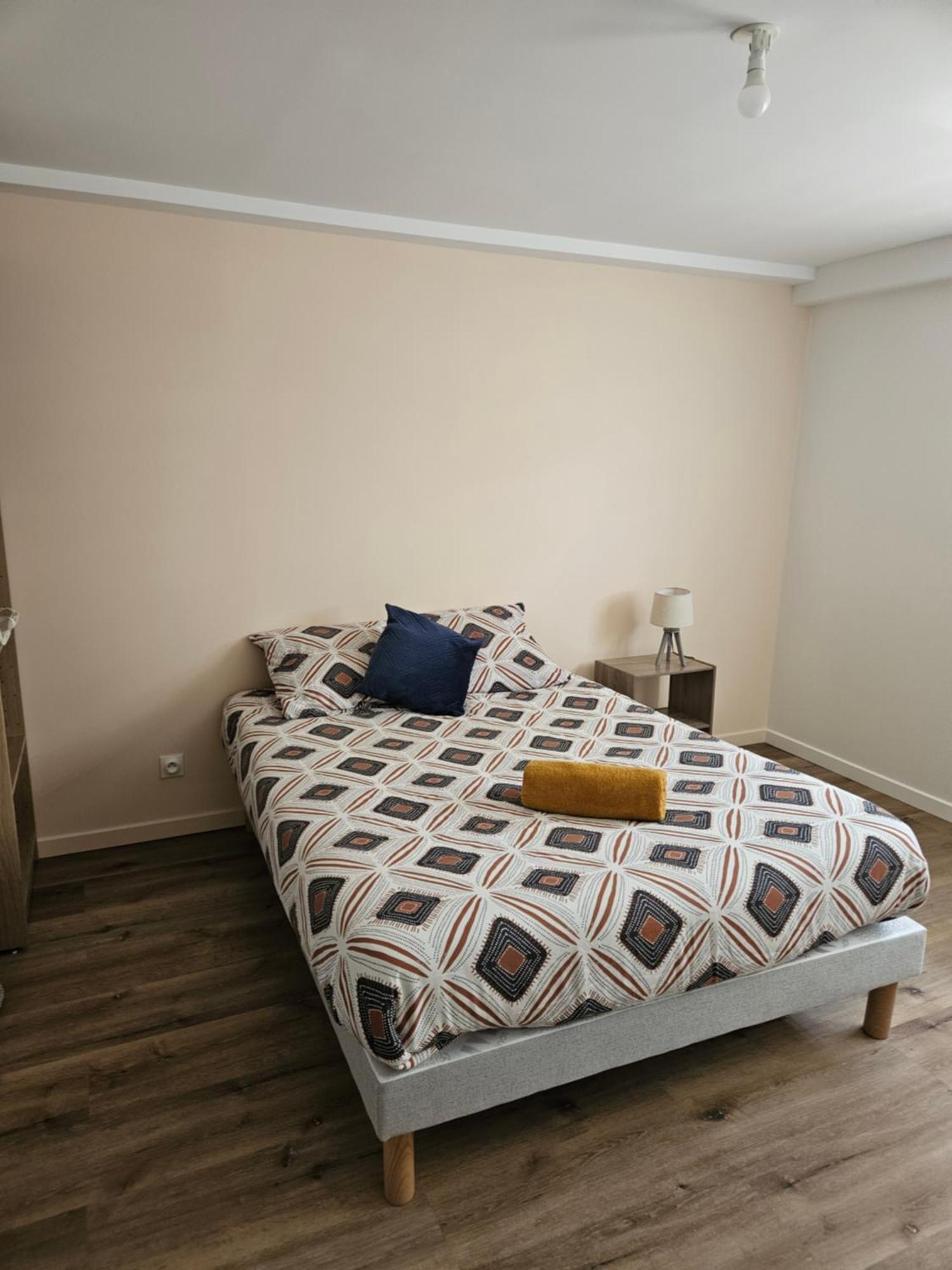 Maison Spacieuse Privatisee Ou A La Chambre - Places De Parking Saint-Michel  Kültér fotó