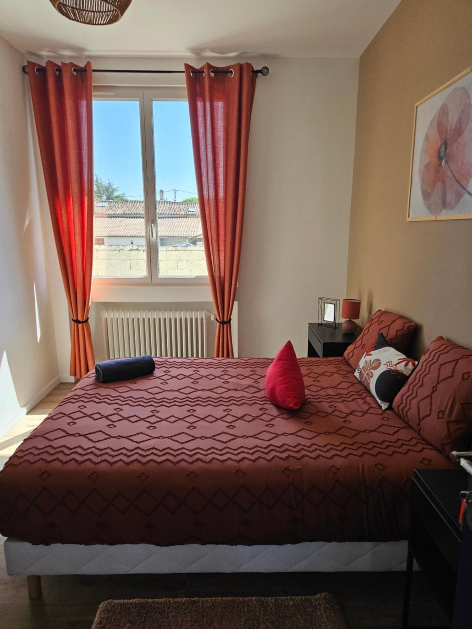 Maison Spacieuse Privatisee Ou A La Chambre - Places De Parking Saint-Michel  Kültér fotó